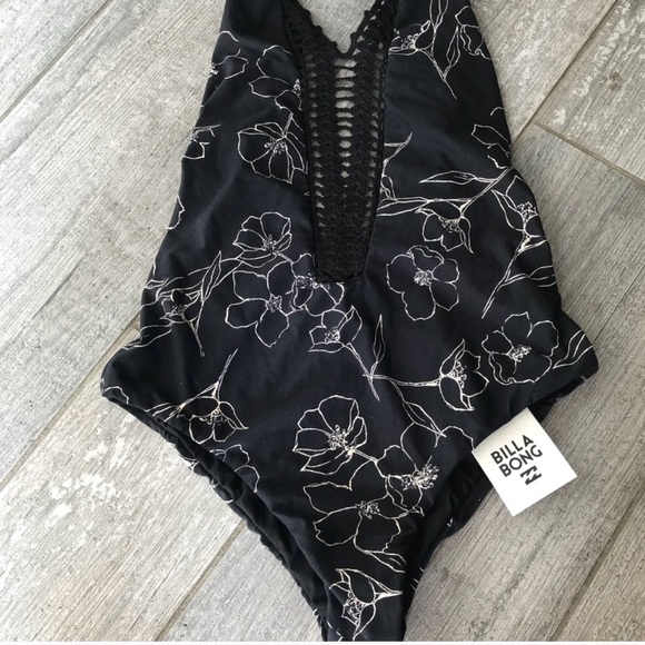 ๐ฅ๐ฅBILLABONG - HH CROCHETED ONE PIECE๐ฅ๐ฅ - Picture 4 of 5
